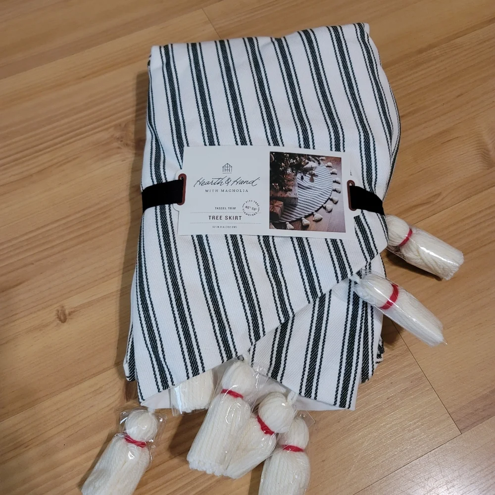 H&H Striped Christmas Tree Skirt 🎄 - Picture 3 of 10